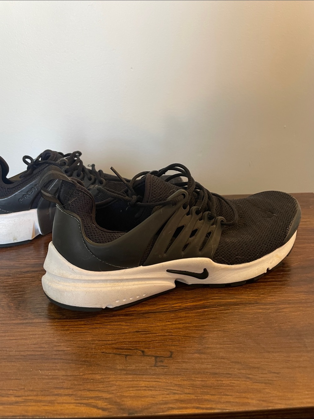 Nike Men’s Black and White Low-Top Sneakers